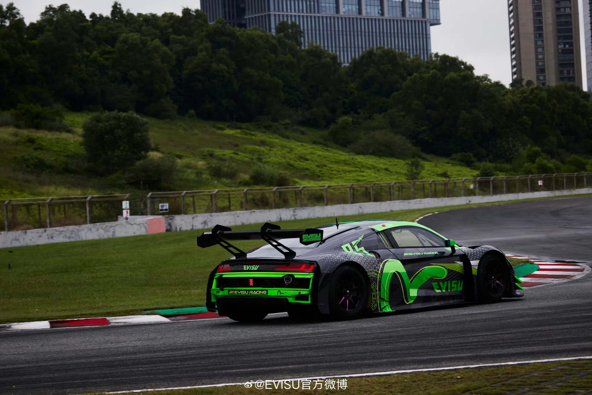 赛车比赛炙手可热,选手速度之王再现 赛车比赛炙手可热,选手速度之王再现