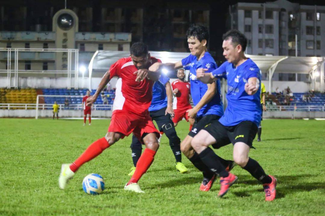 精彩的足球比赛展示出球员们的实力和技术