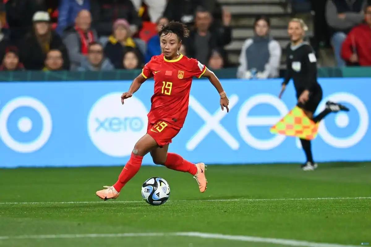 aoa体育新闻-关于女足运动员拼尽全力，角逐赛场上获得胜利的信息