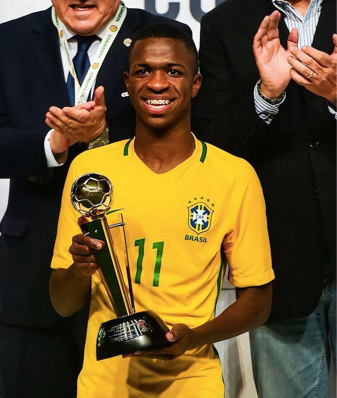 aoa体育活动-足球明星在比赛中展现实力，球迷眼前一亮的简单介绍