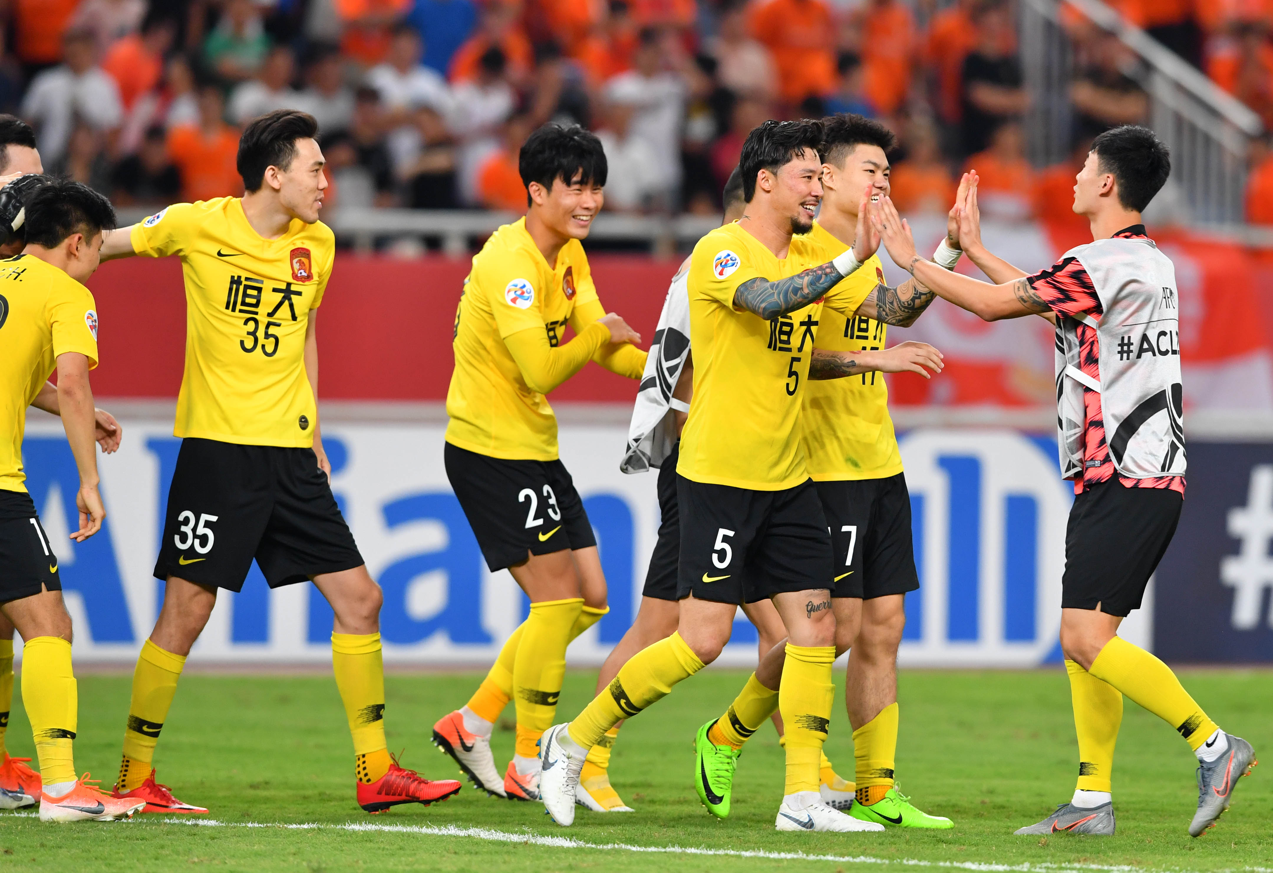 广州恒大迎战山东鲁能，双方势均力敌