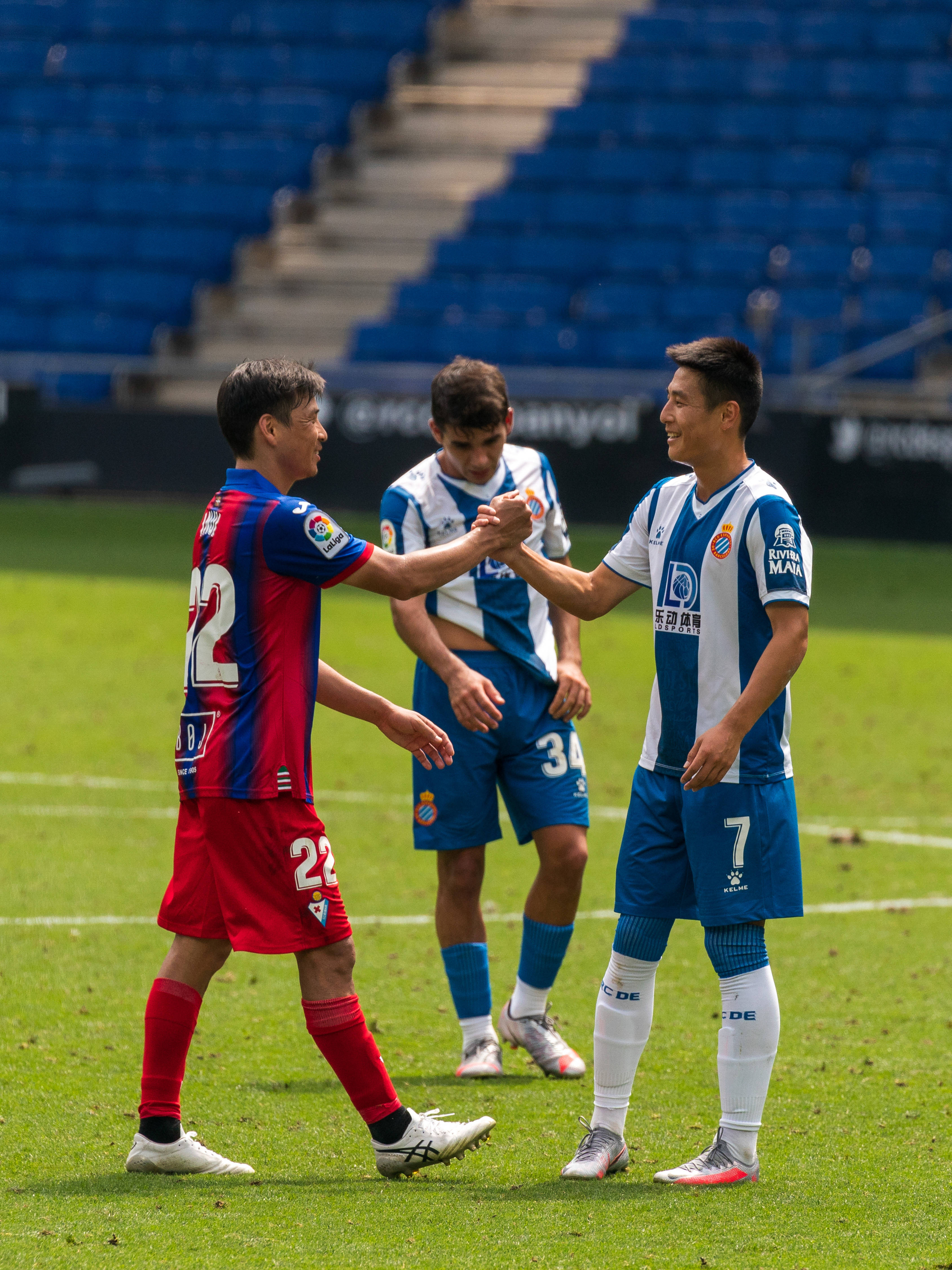 埃瓦尔在比赛中遭遇凶悍对手,艰难获胜 埃瓦尔在比赛中遭遇凶悍对手,艰难获胜