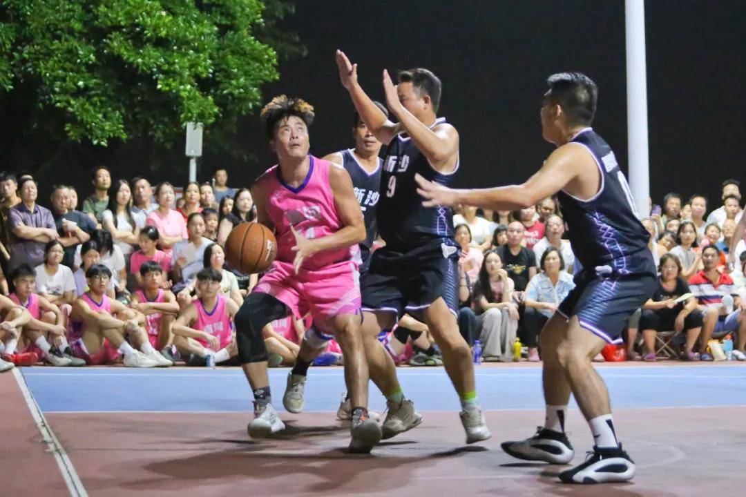 aoa体育新闻-激烈争夺胜利的篮球赛事闹市登场