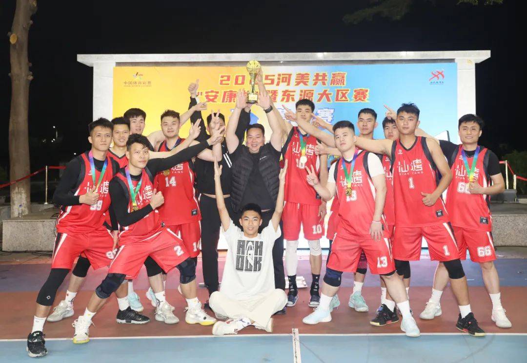 激烈争夺胜利的篮球赛事闹市登场 激烈争夺胜利的篮球赛事闹市登场