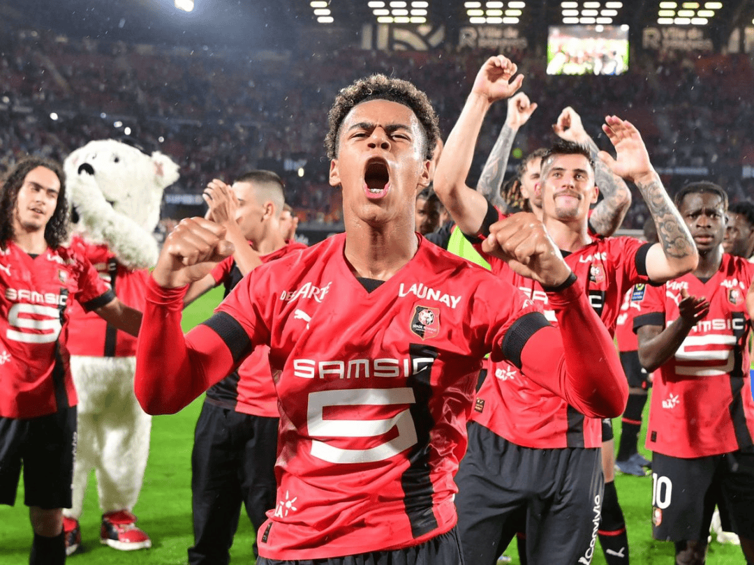 aoa体育培训-雷恩队凭借进攻火力战平马赛，法甲竞争激烈