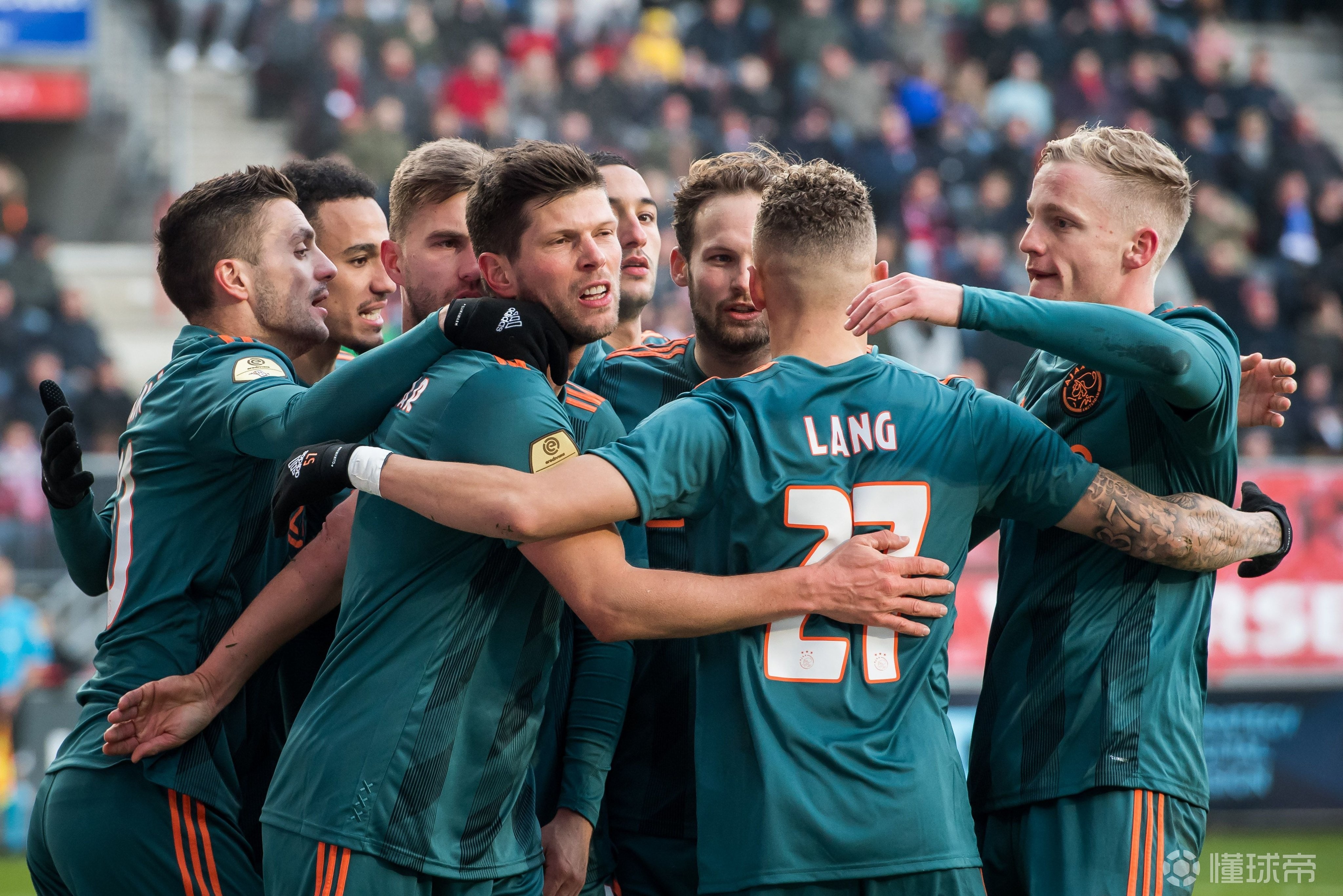 包含阿贾克斯势如破竹，大获全胜的词条