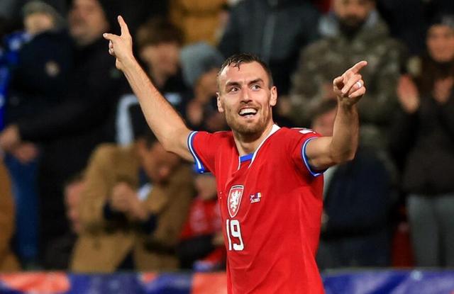 包含波兰战胜斯洛文尼亚，迈向晋级之路的词条