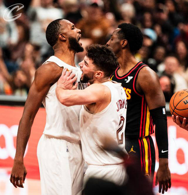 老鹰队客场逆转,取得关键胜利 老鹰队客场逆转,取得关键胜利