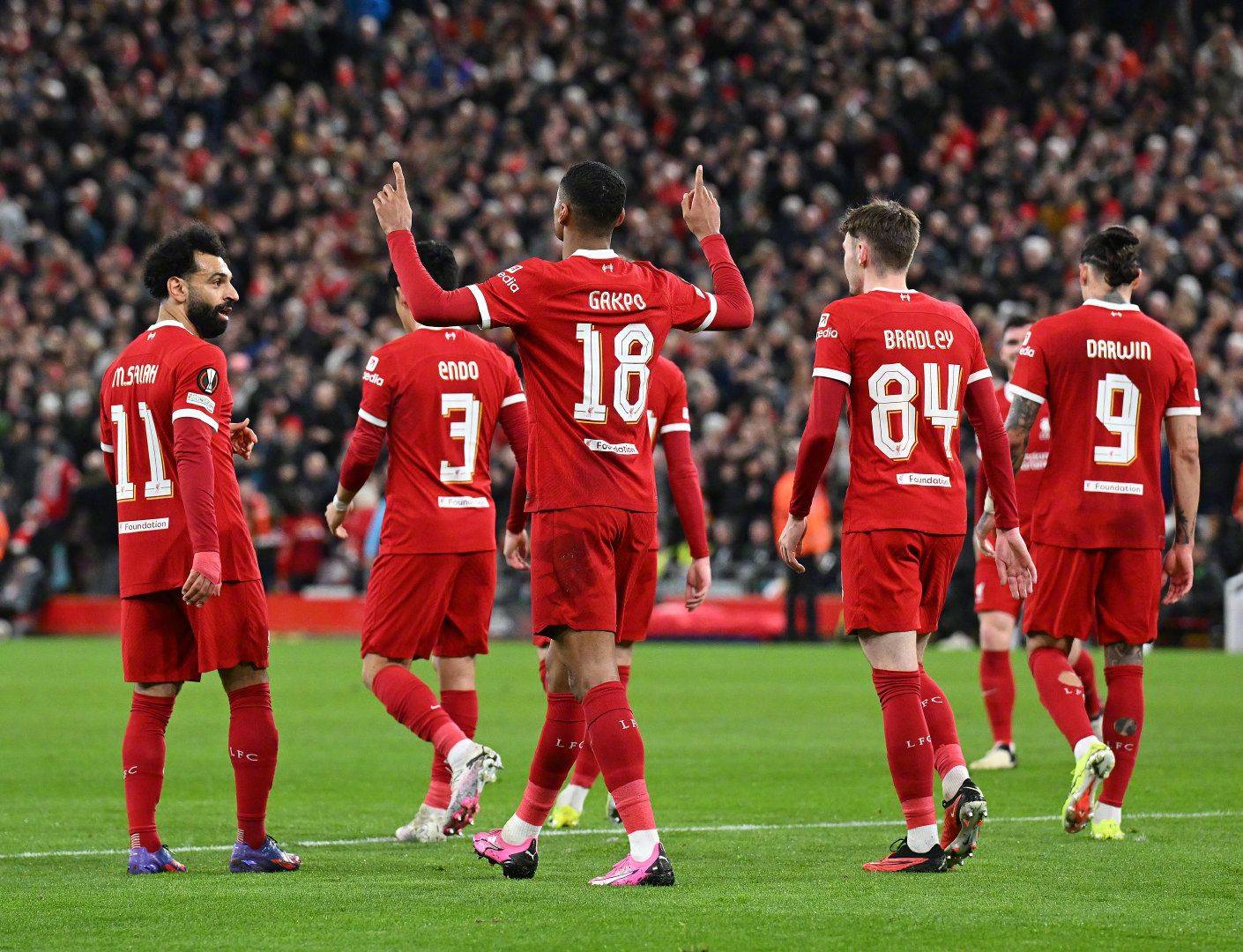 aoa体育活动-曼联全队发挥出色，战胜对手